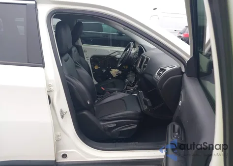 2018 Jeep Compass Latitude 4X4 z USA, uszkodzony, nr VIN 3C4NJDBB3JT126852